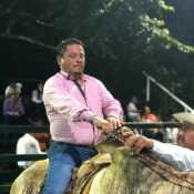 Montando en el jaripeo 